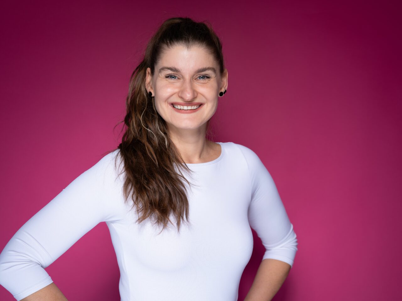 Jak působí barva pozadí na pleť, tmavě růžová, žena