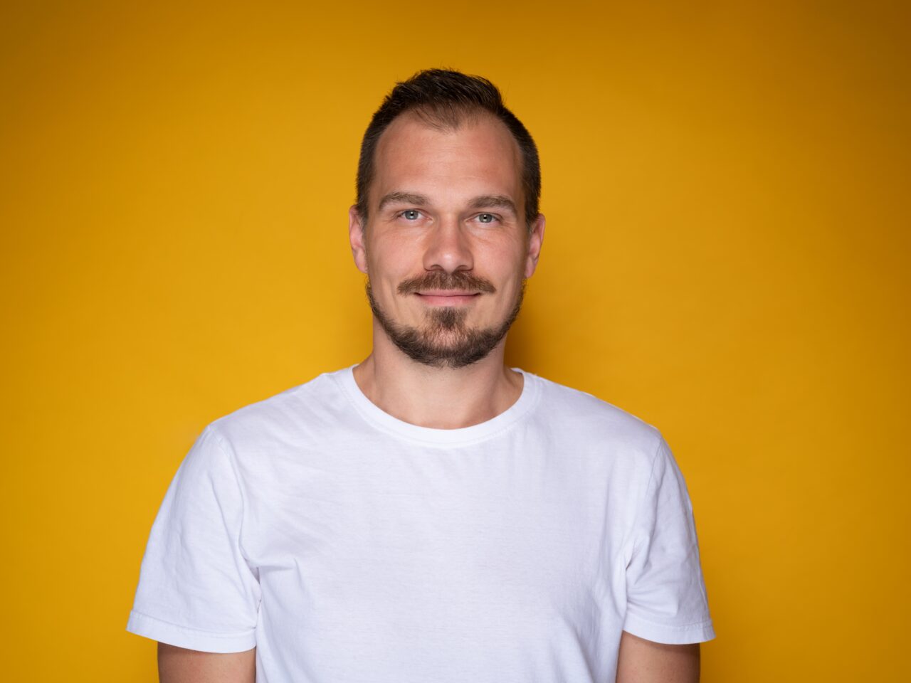 Jak působí barva pozadí na pleť, slunečnicová, muž