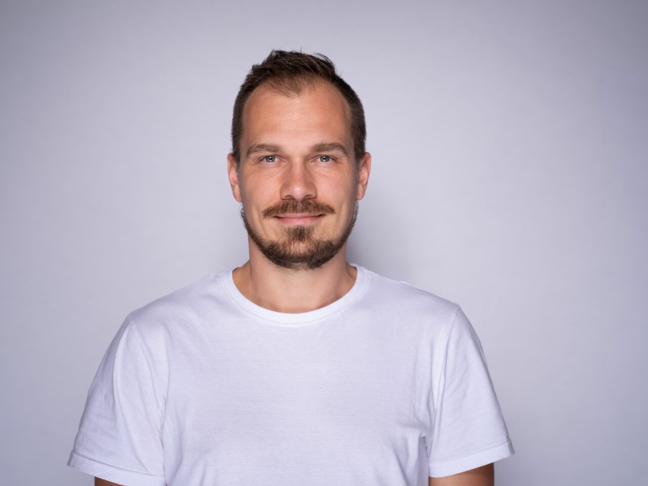 Jak působí barva pozadí na pleť, bílá, muž