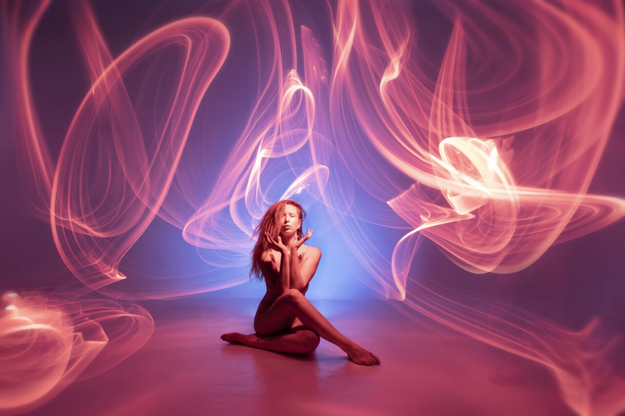 Portréty malované světlem: bílé pozadí