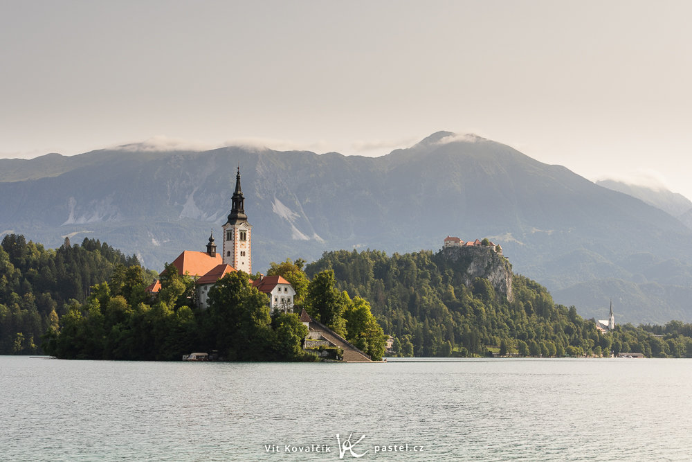 Příběh fotografie: jezero Bled, pohled na kostel s hradem