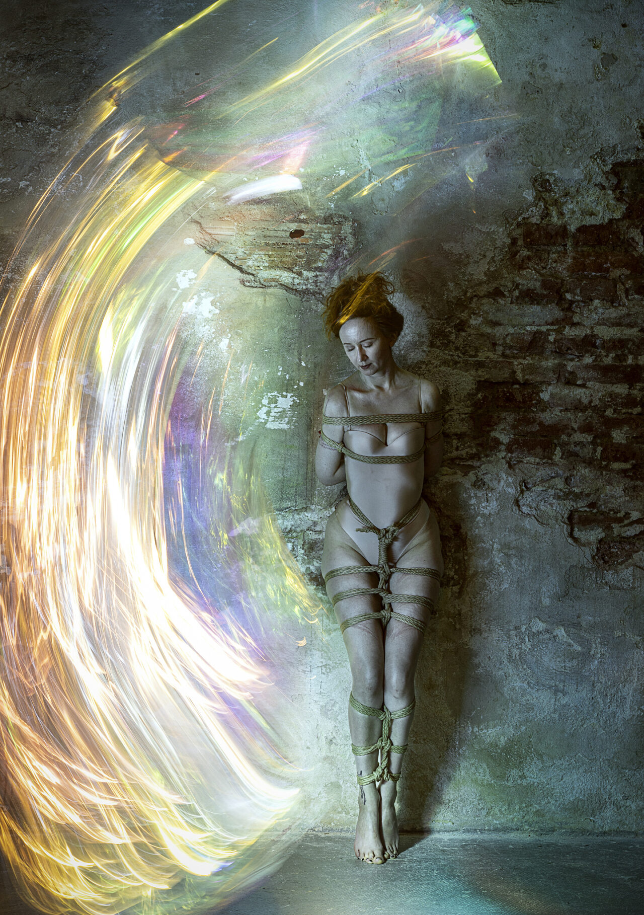 Portréty malované světlem: shibari lightpainting