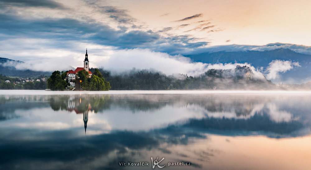 Příběh fotografie: jezero Bled, kostel s ranní mlhou