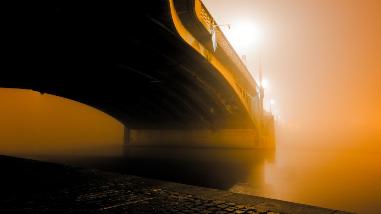 Fotografie mostu v noci v mlze, foceno pro recenzi foťáku Nikon Z50II