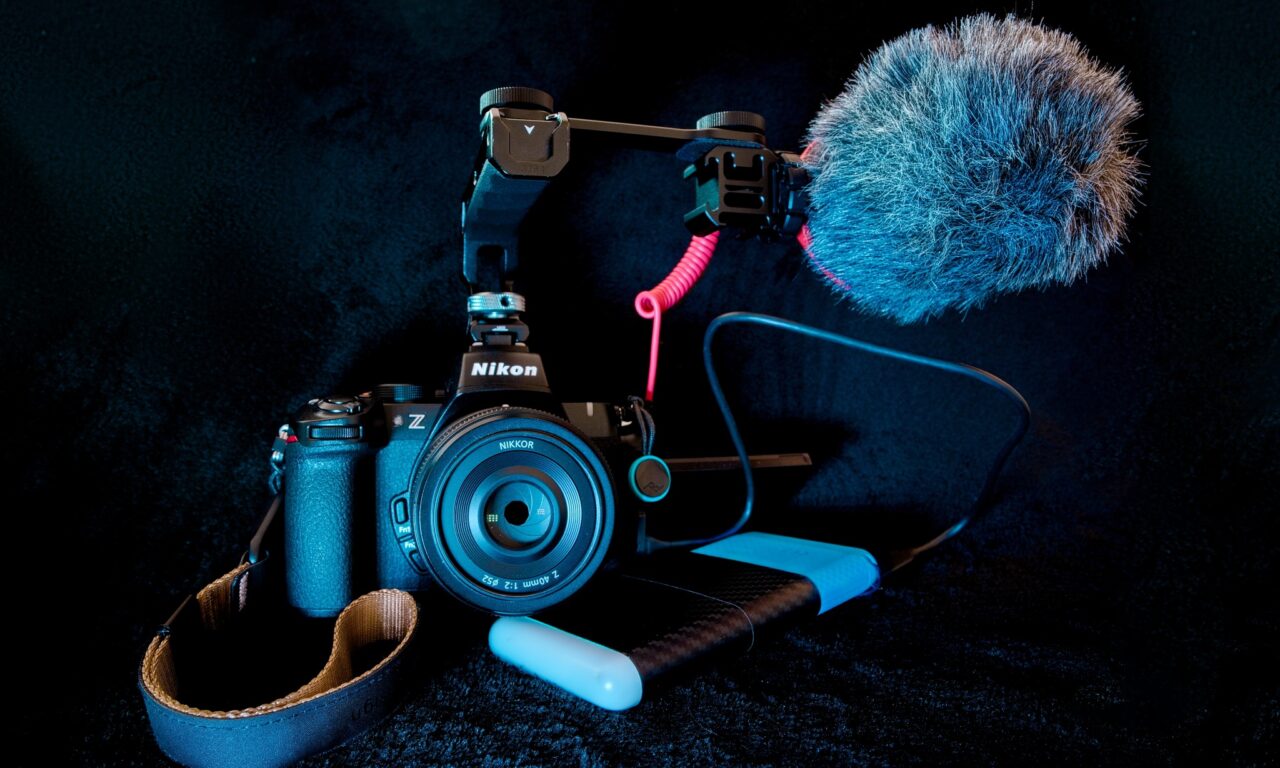 Ukázka konektivity, mikrofon, powerbanka připojené k fotoaparátu, foceno pro recenzi foťáku Nikon Z50II