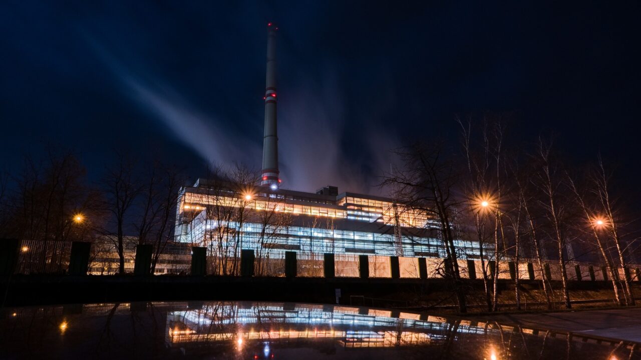 Fotka nočního města, foceno pro recenzi foťáku Nikon Z50II