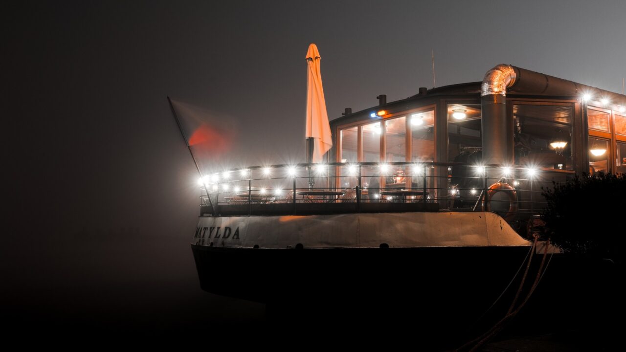 Fotografie nočního města, foceno pro recenzi foťáku Nikon Z50II