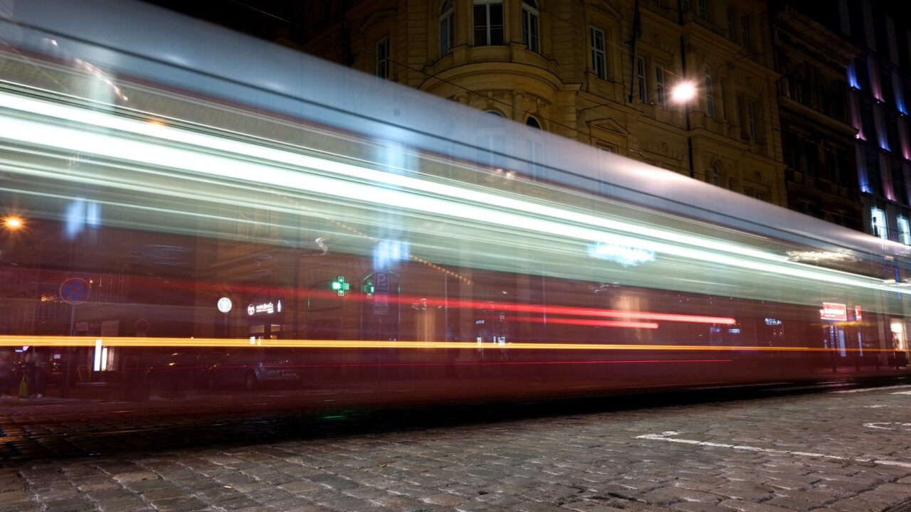 Noční fotka s rozmazanými světly, foceno pro recenzi foťáku Nikon Z50II